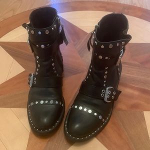 Almost perfect. Worn 5 times .